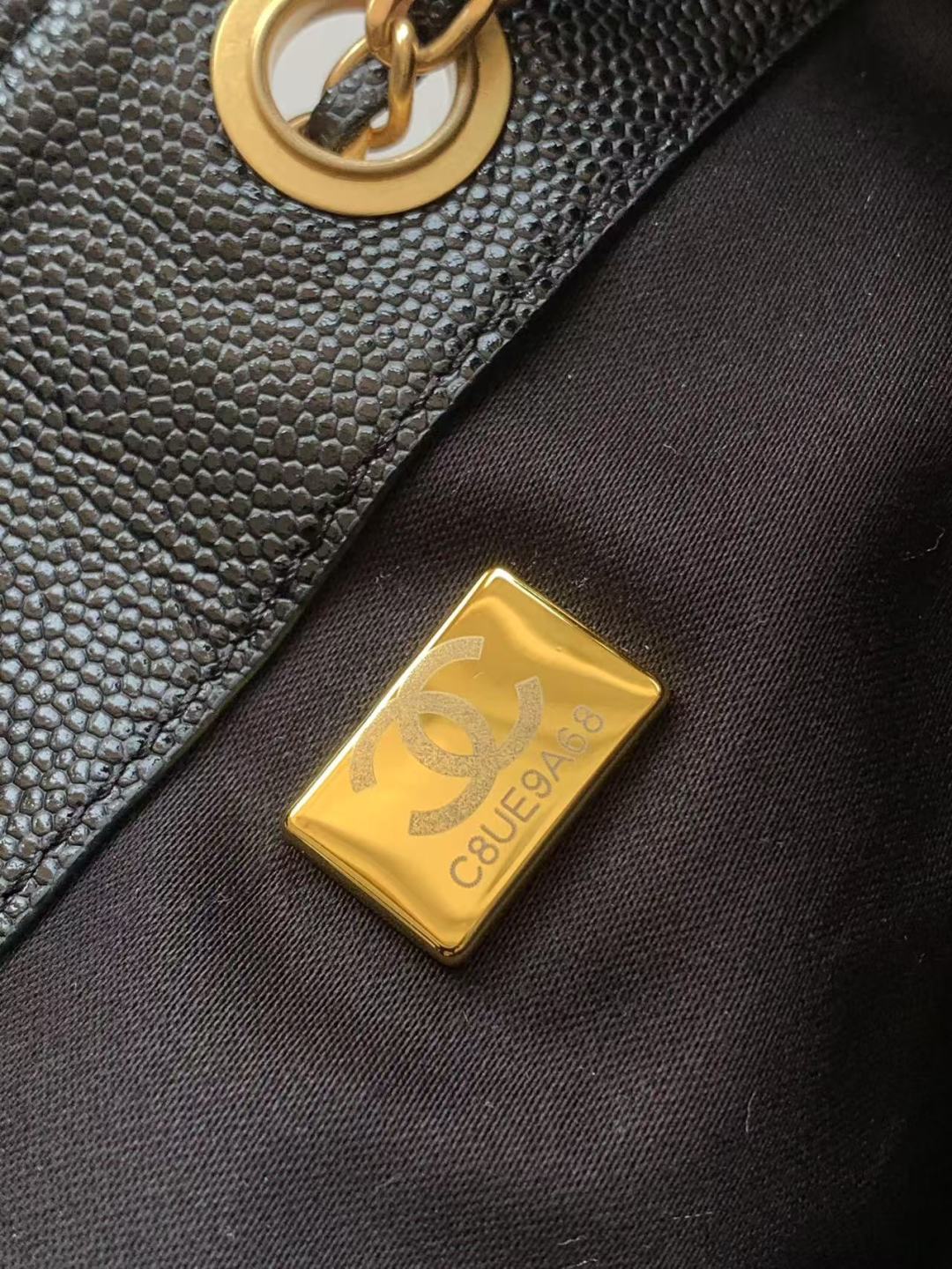 Bolso de mano pequeño CC 25 de piel de becerro granulada y metal dorado