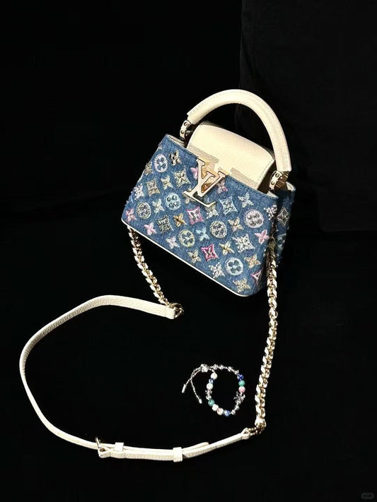 Luxusní mini taška Capucines zdobená džínovinou