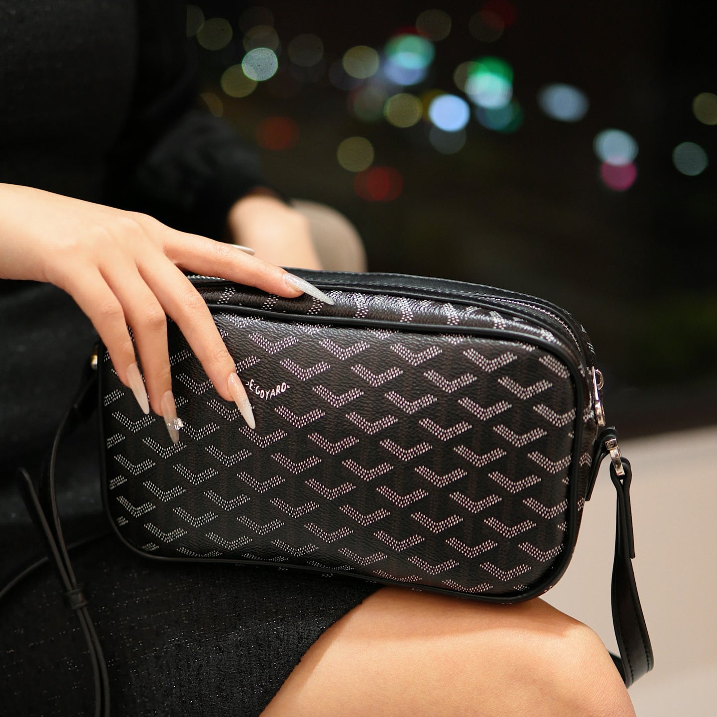 Elegante bolsa crossbody com monograma – luxo mínimo para os momentos do dia a dia