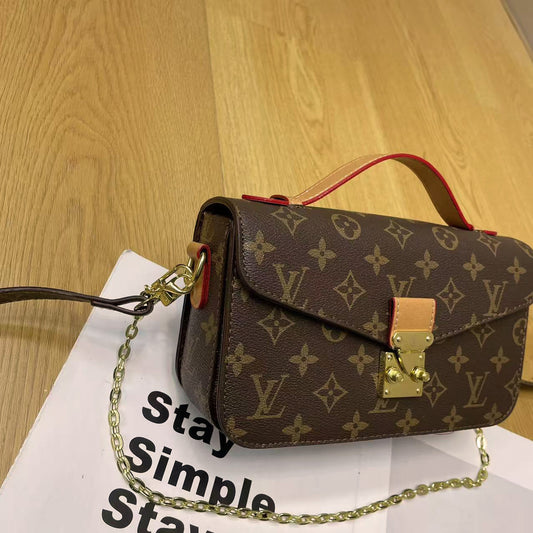 Vintage-Schultertasche mit Schlosskette – klassisches Monogramm-Design