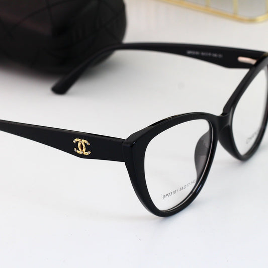 Farblich passende Cat-Eye-Brille