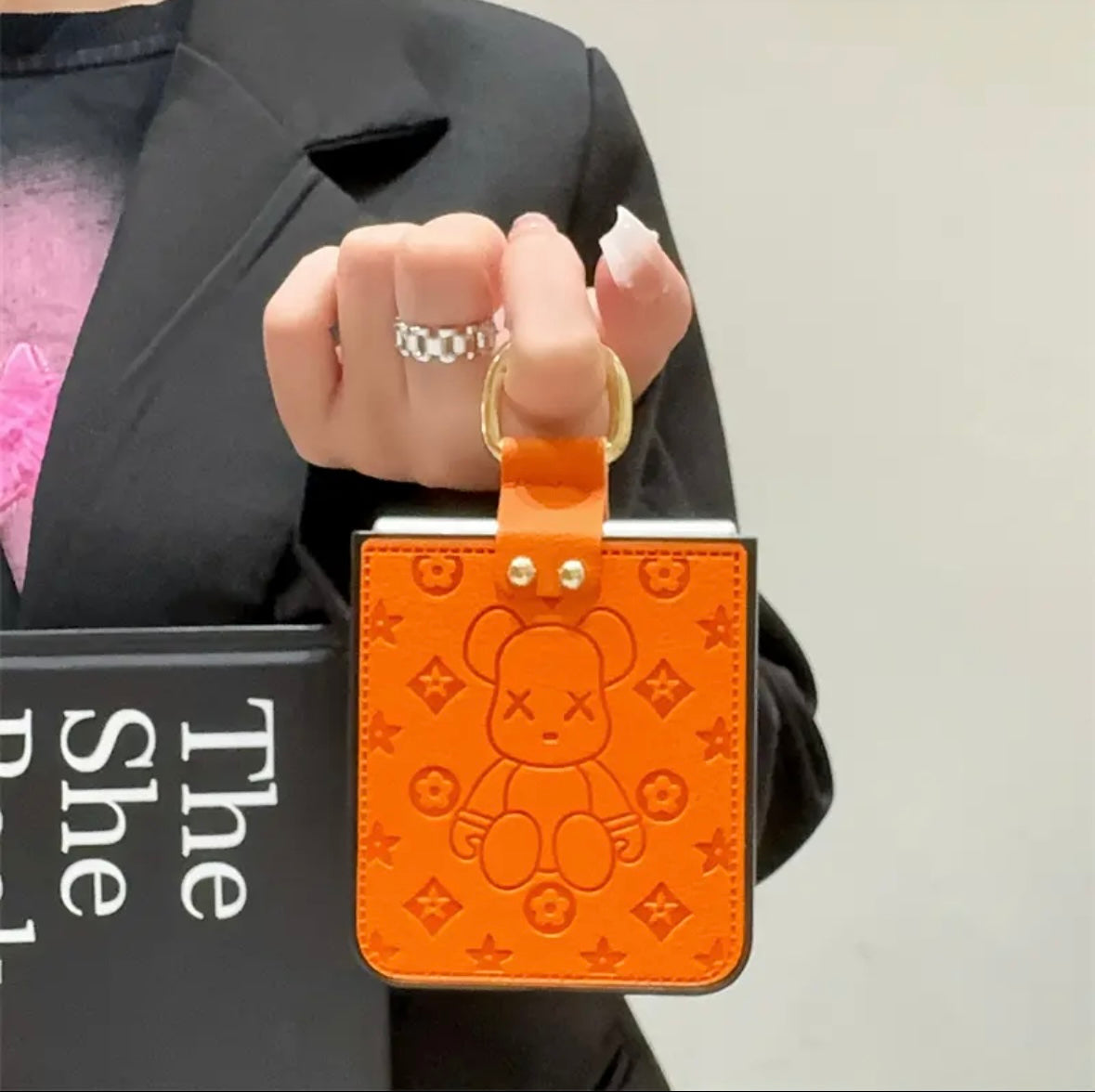 《三星Z Flip系列皮革折疊防摔手機殼，帶指環扣設計》