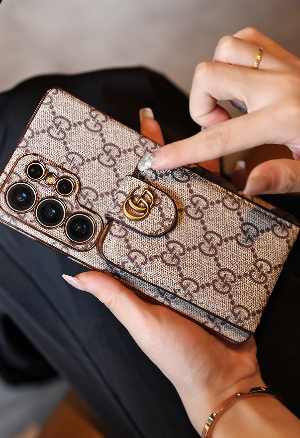 高級皮革三星手機殼，帶錢包和肩帶。