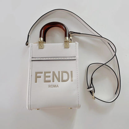 크로스바디 스트랩이 달린 클래식 토트백