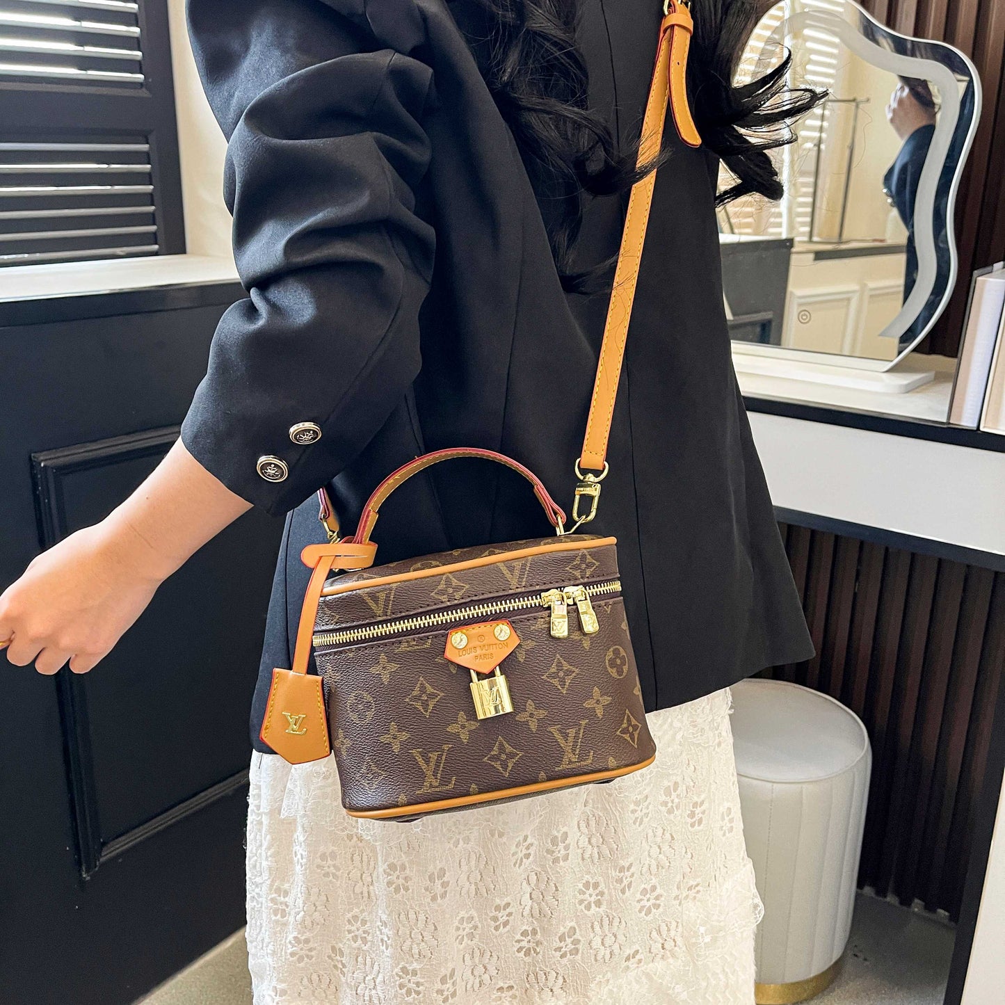 Сумка Vintage-Inspired Box – Элегантная коробка с монограммой