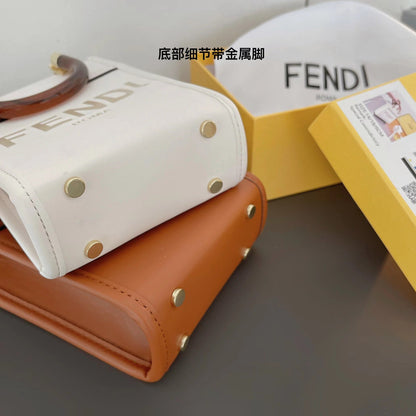 크로스바디 스트랩이 달린 클래식 토트백