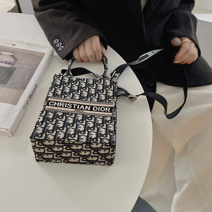 Klassinen kantolaukku Crossbody-hihnalla