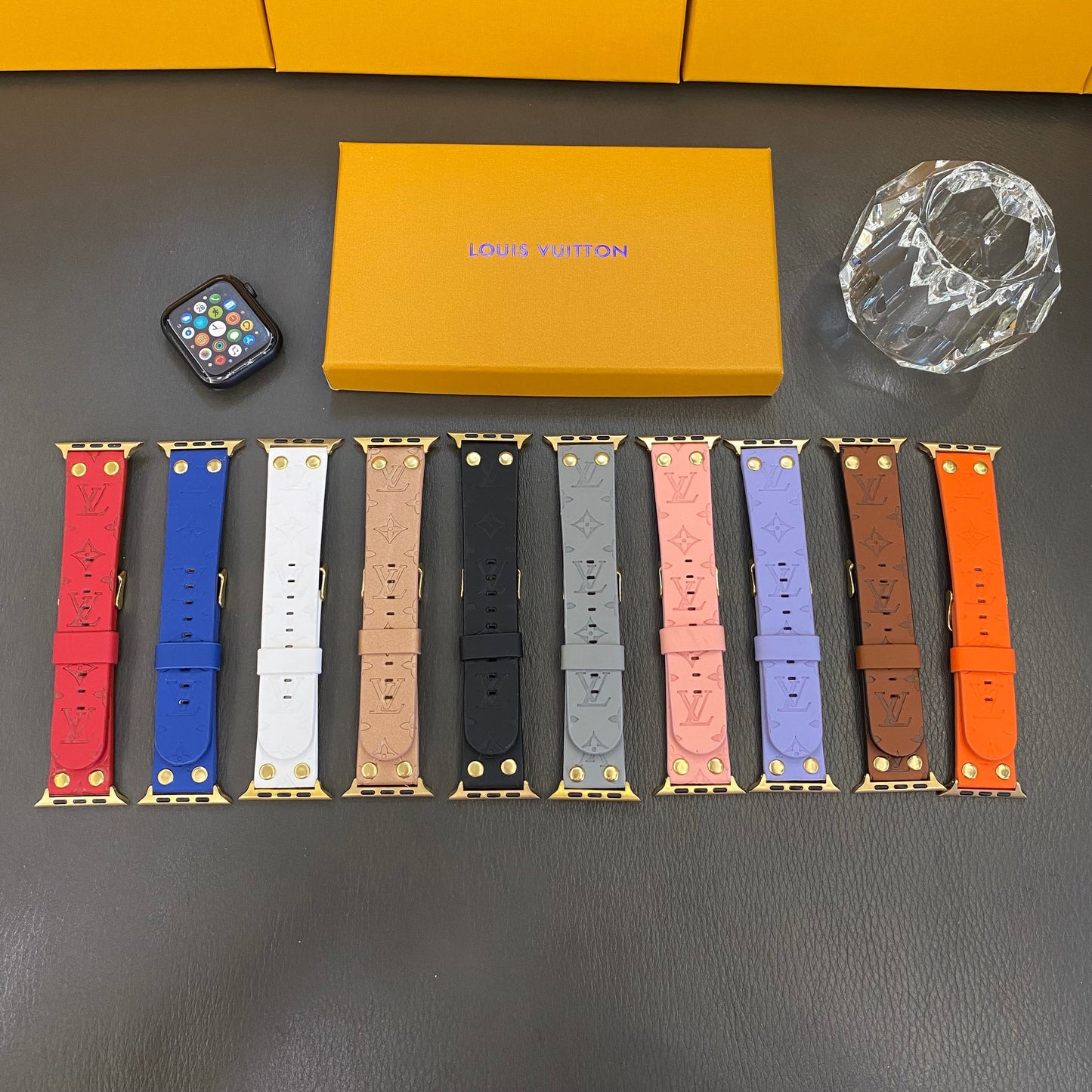 Rannekoru de rechange Apple avec koristelu, niitit ja monogrammi ja kohokuvio KELLORANNAT