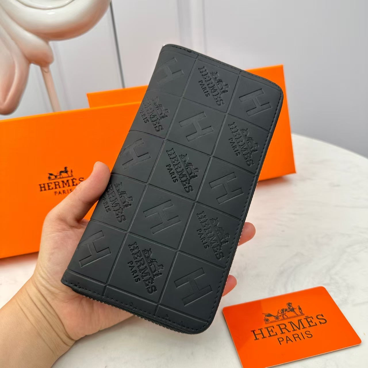 H Musta kohokuvioitu nahkalompakko