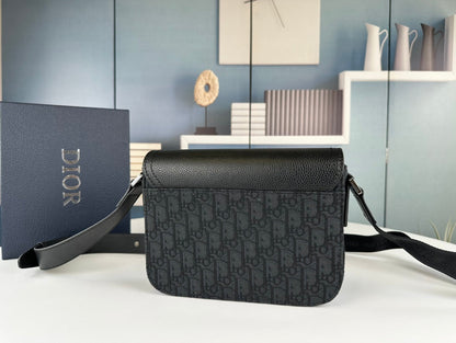 Klasszikus bőr Crossbody táska – minimalista dizájn, maximális funkcionalitás