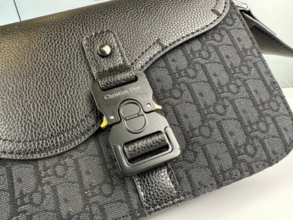 Klasszikus bőr Crossbody táska – minimalista dizájn, maximális funkcionalitás