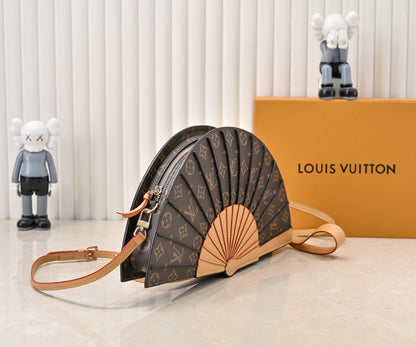 Elegante borsa a tracolla in pelle a forma di ventaglio