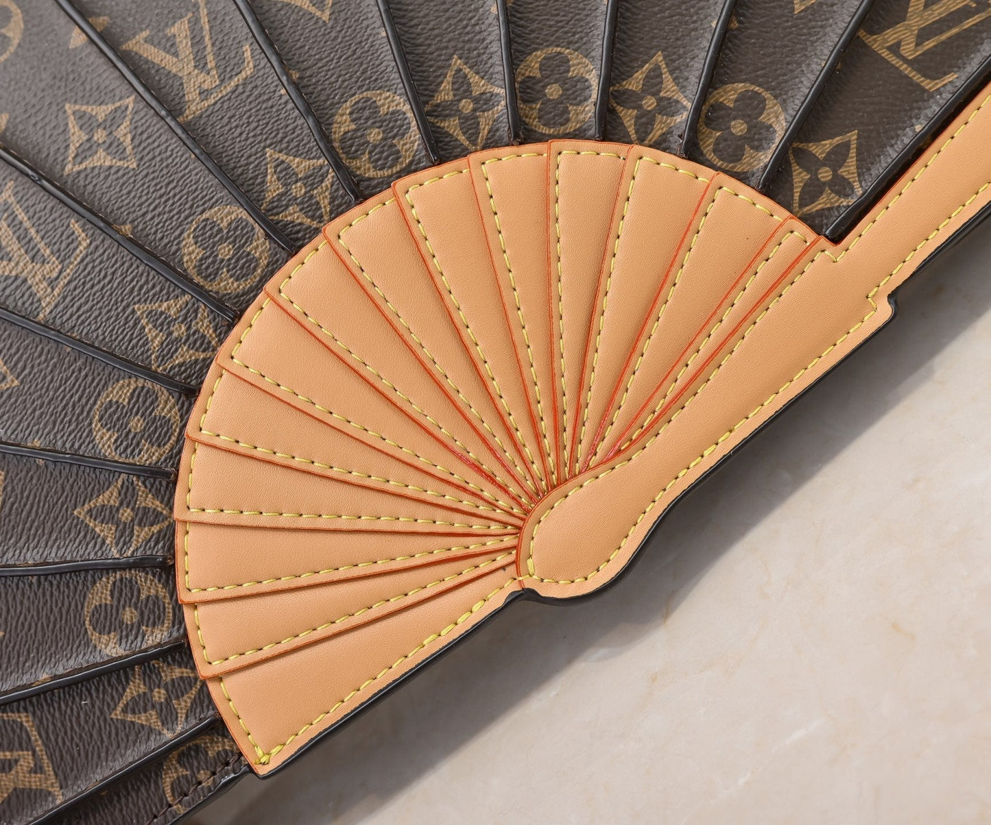 Elegante borsa a tracolla in pelle a forma di ventaglio