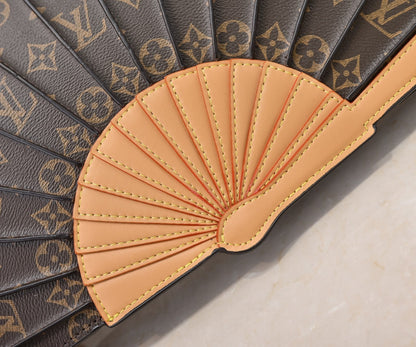 Elegante borsa a tracolla in pelle a forma di ventaglio