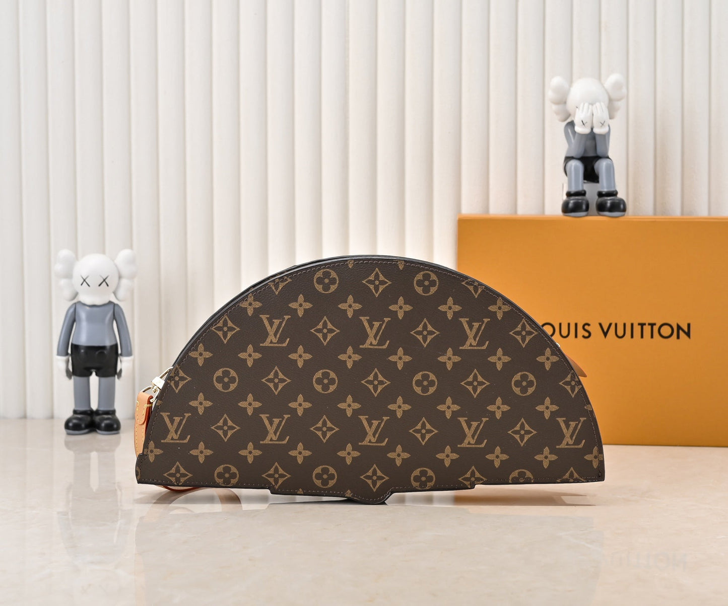 Elegante borsa a tracolla in pelle a forma di ventaglio