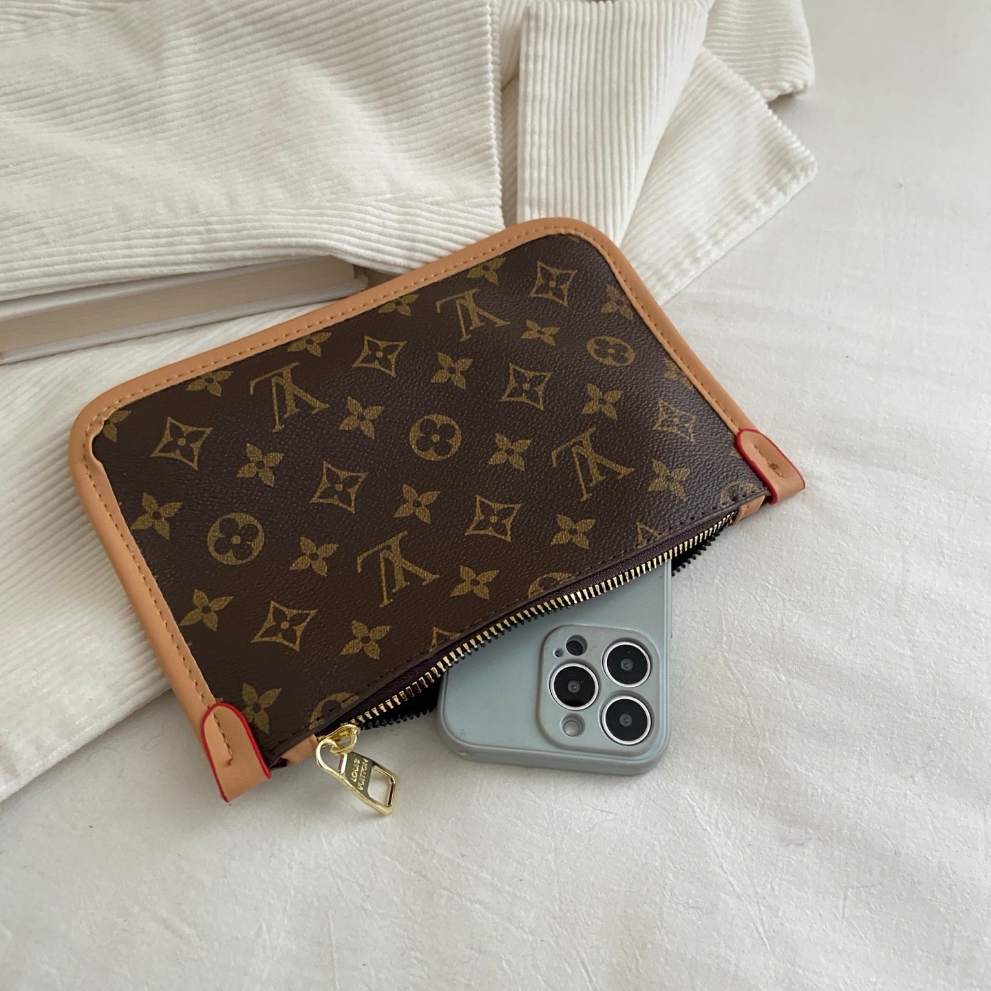 Umhängetasche mit Monogramm-Kreuzriemen