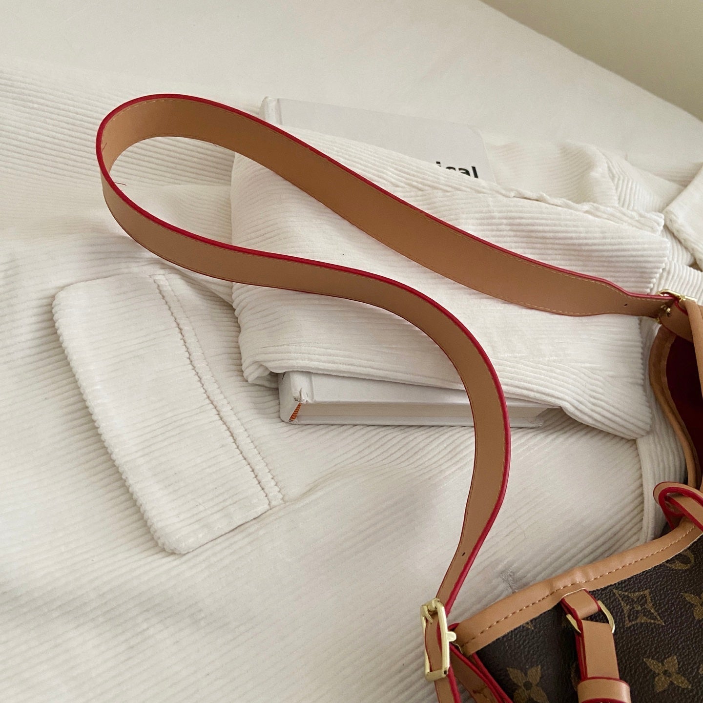 Umhängetasche mit Monogramm-Kreuzriemen