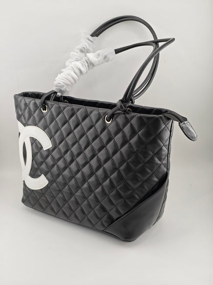 Hochwertige Einkaufstasche im gesteppten Lederstil mit zwei Griffen