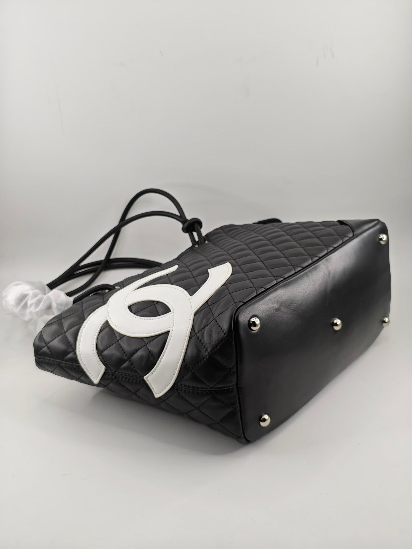 Hochwertige Einkaufstasche im gesteppten Lederstil mit zwei Griffen