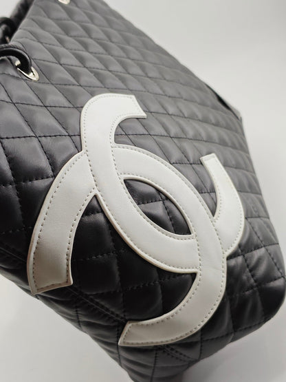 Hochwertige Einkaufstasche im gesteppten Lederstil mit zwei Griffen