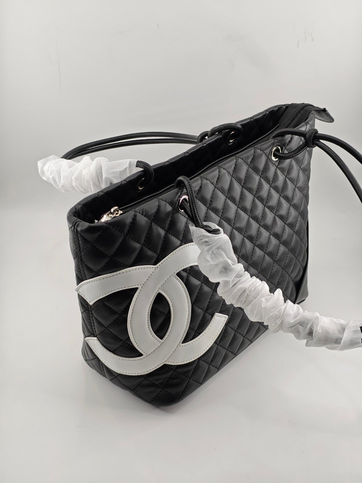 Hochwertige Einkaufstasche im gesteppten Lederstil mit zwei Griffen