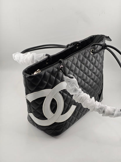 Hochwertige Einkaufstasche im gesteppten Lederstil mit zwei Griffen