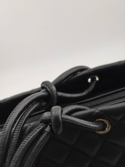 Hochwertige Einkaufstasche im gesteppten Lederstil mit zwei Griffen