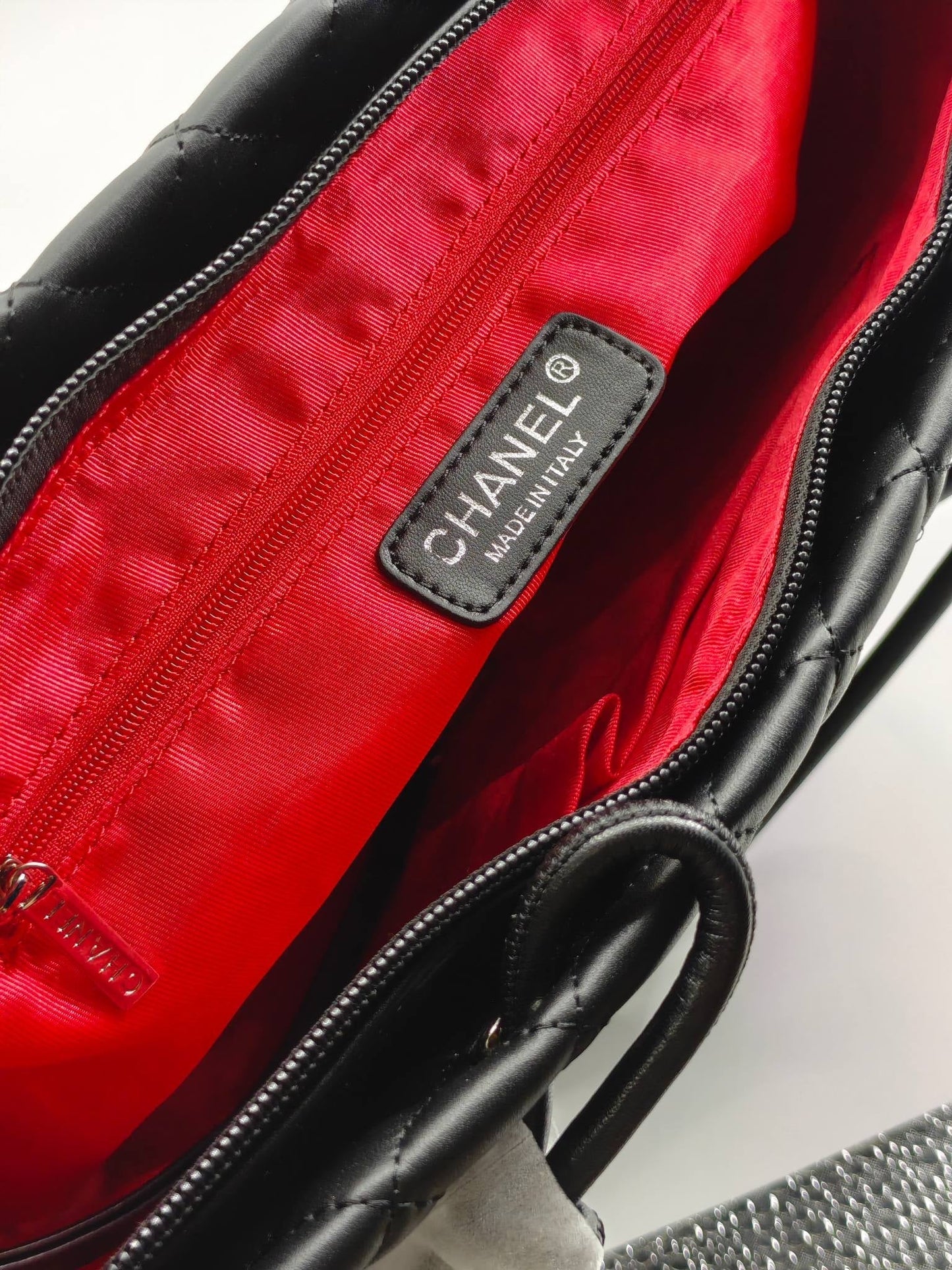 Hochwertige Einkaufstasche im gesteppten Lederstil mit zwei Griffen