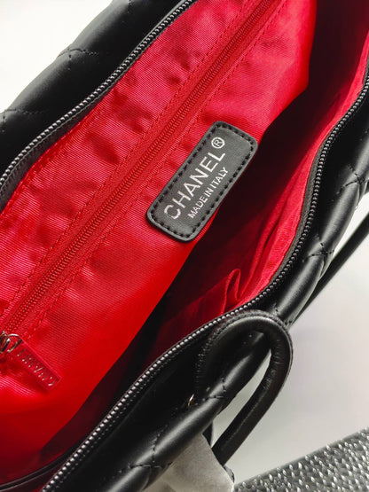 Hochwertige Einkaufstasche im gesteppten Lederstil mit zwei Griffen