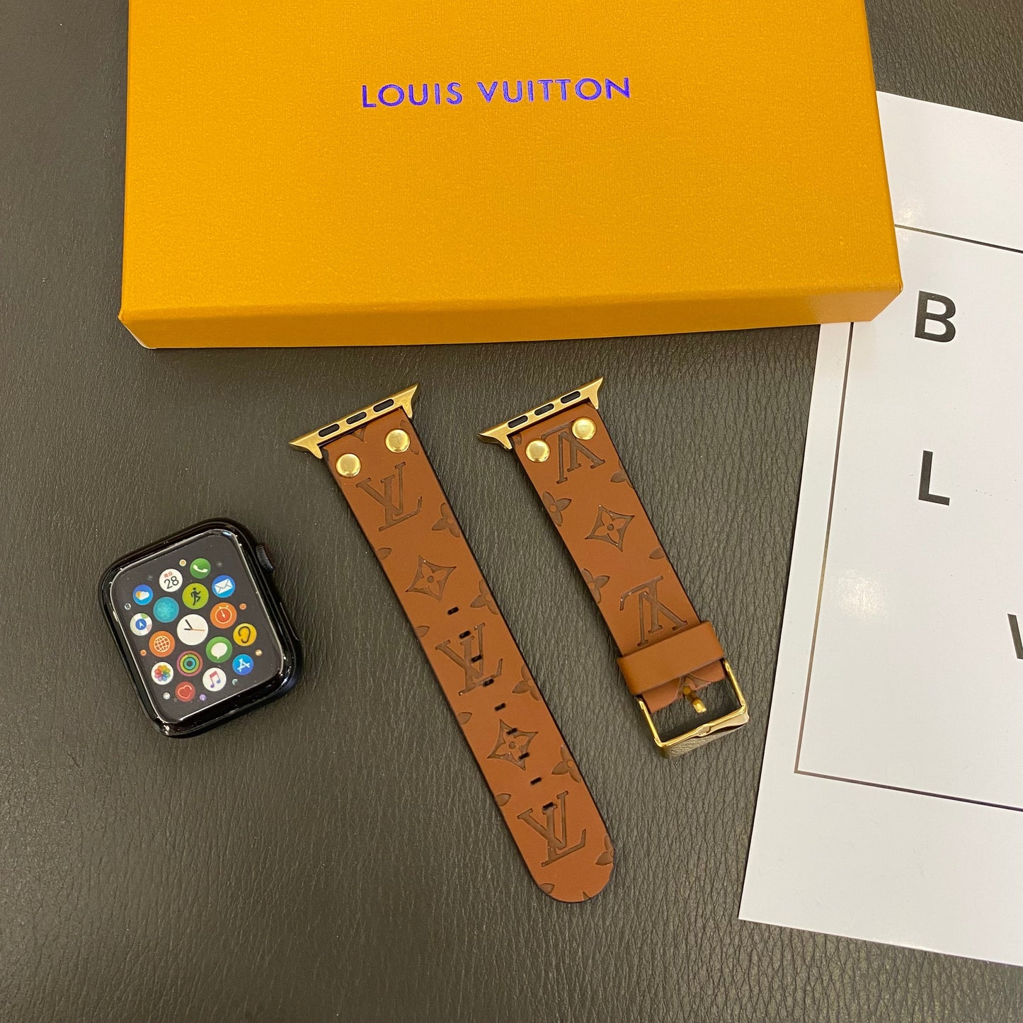 Rannekoru de rechange Apple avec koristelu, niitit ja monogrammi ja kohokuvio KELLORANNAT