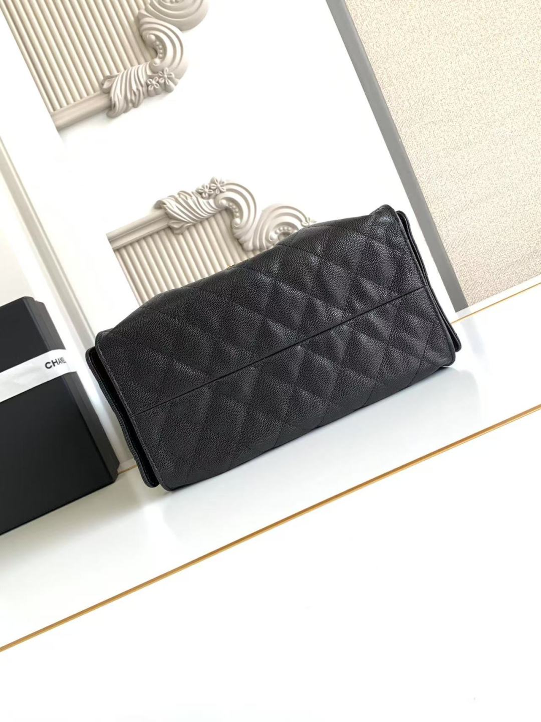 Bolso de mano pequeño CC 25 de piel de becerro granulada y metal dorado