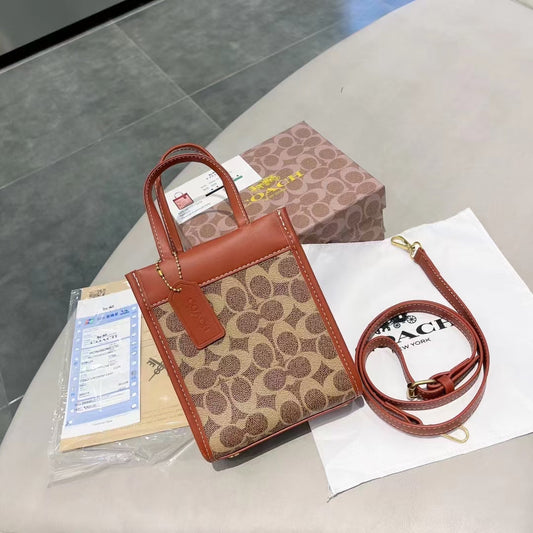 حقيبة يد جلدية أنيقة: لمسة من الفخامة الخفيفة