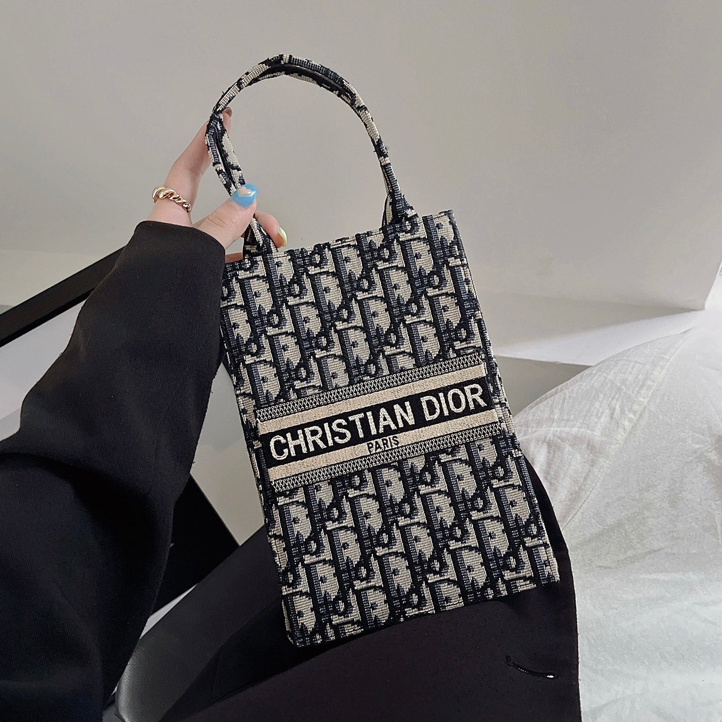 Klassinen kantolaukku Crossbody-hihnalla