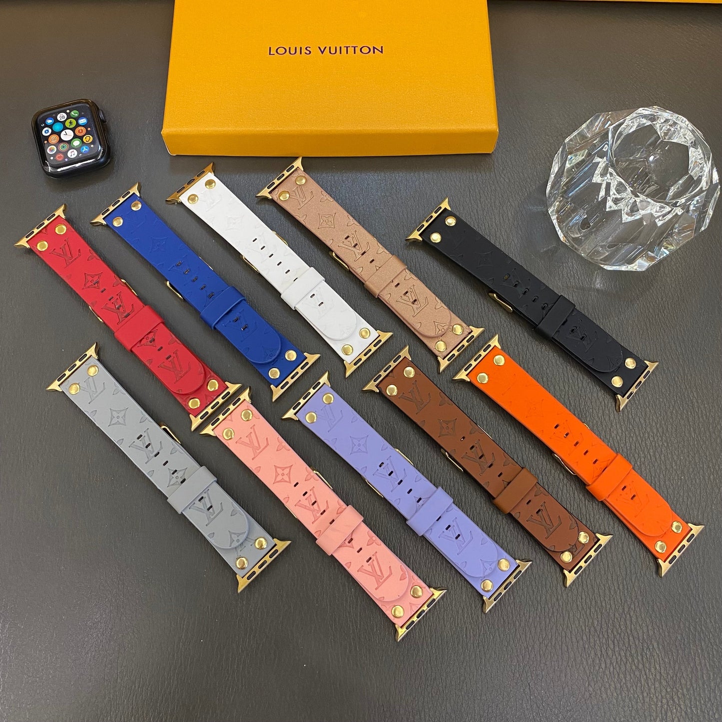 Rannekoru de rechange Apple avec koristelu, niitit ja monogrammi ja kohokuvio KELLORANNAT