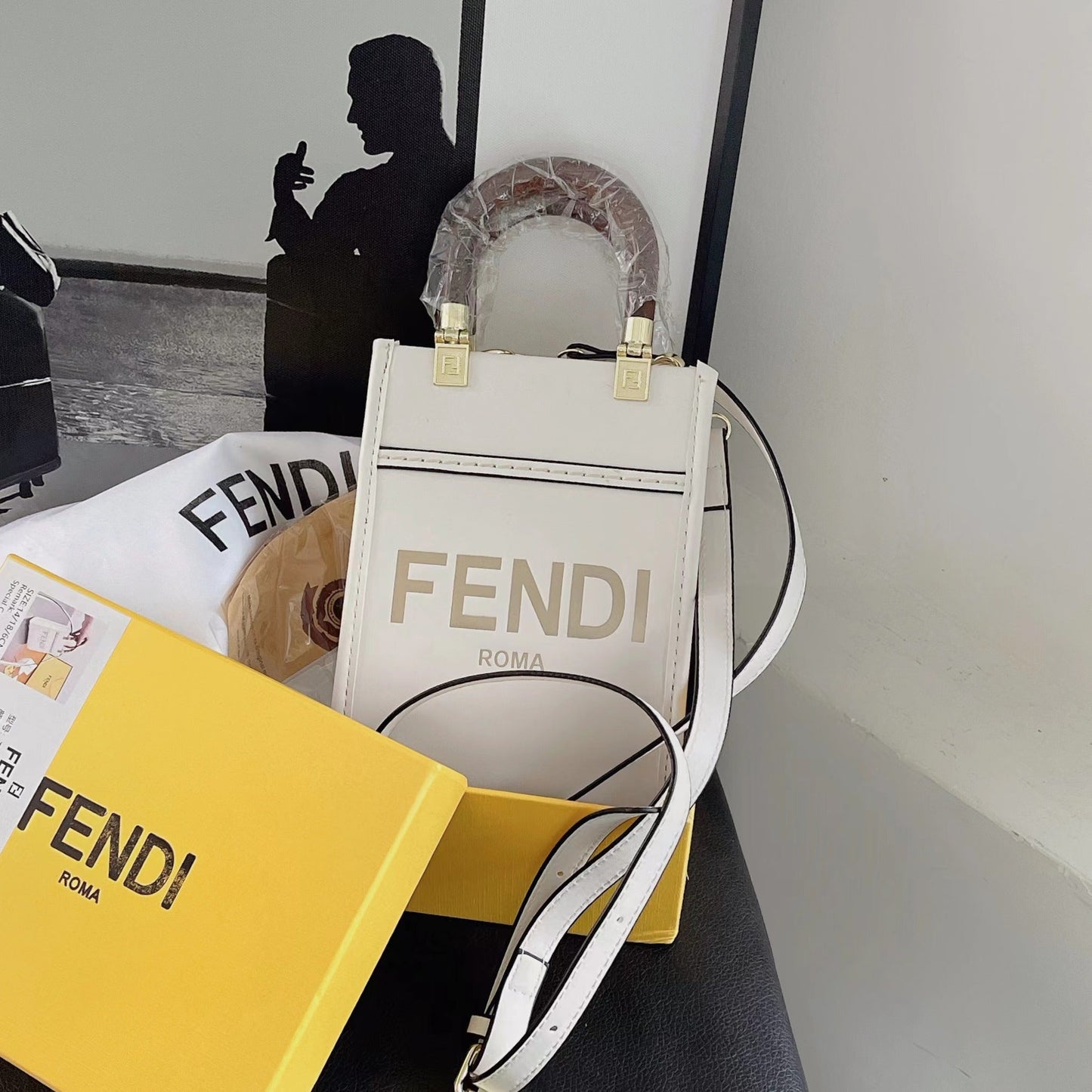 크로스바디 스트랩이 달린 클래식 토트백