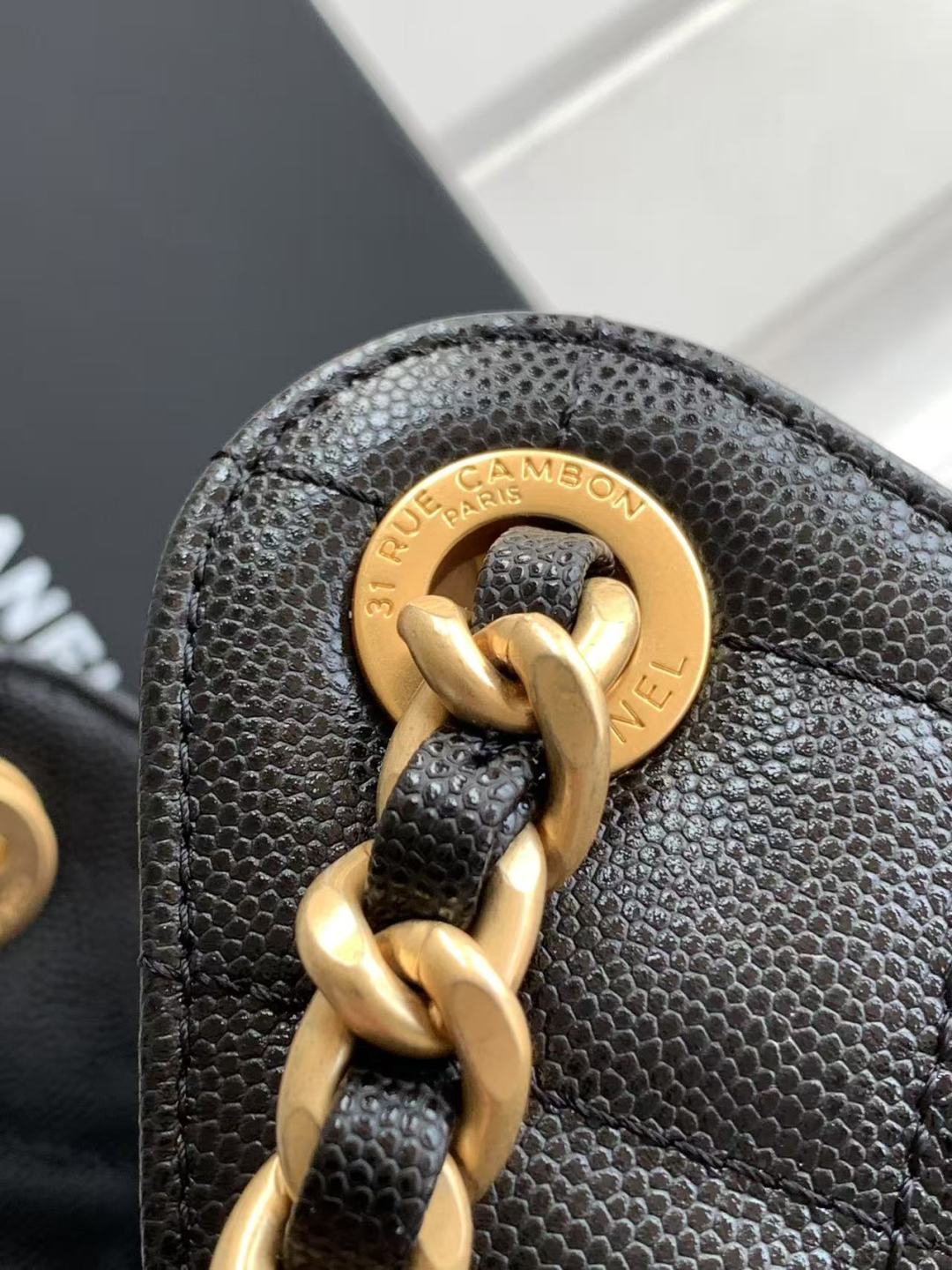 Bolso de mano pequeño CC 25 de piel de becerro granulada y metal dorado