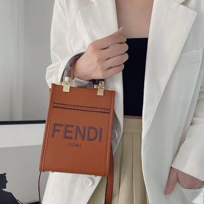 크로스바디 스트랩이 달린 클래식 토트백