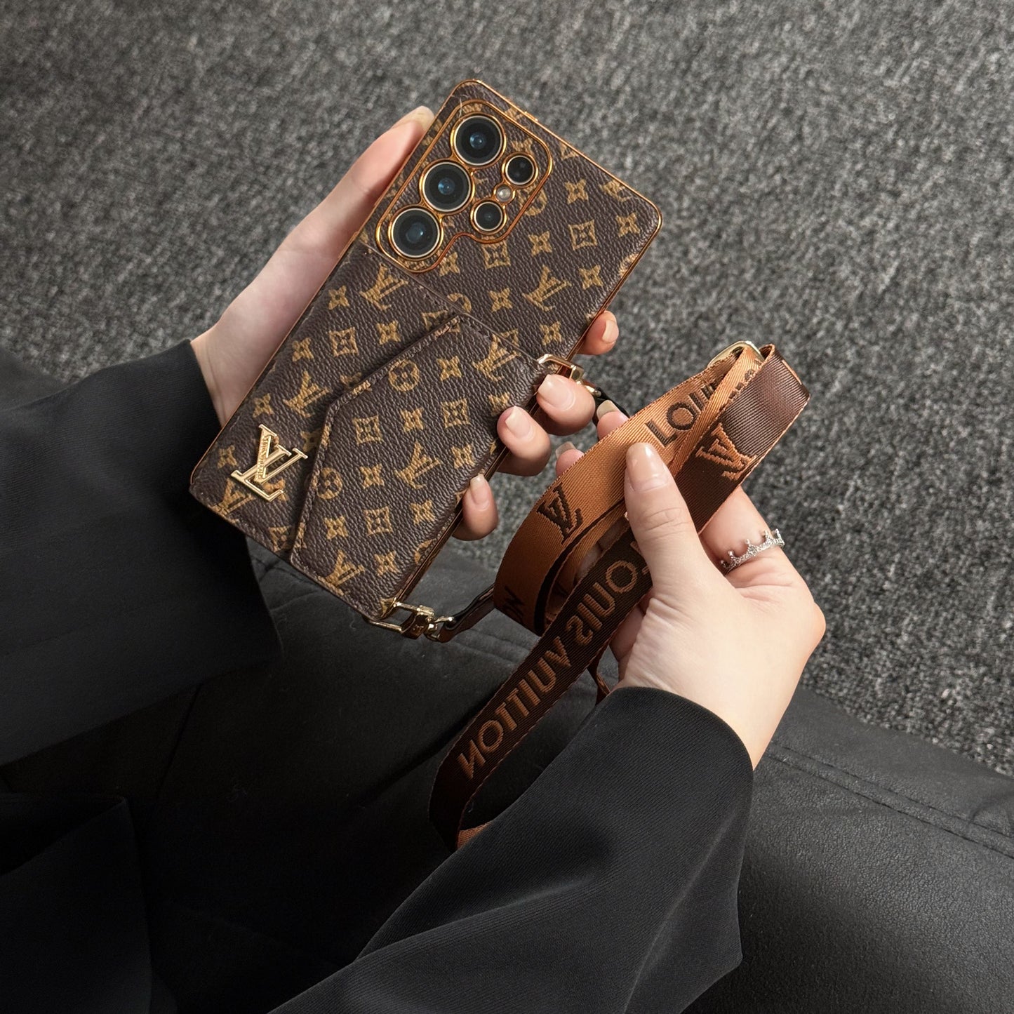 高級皮革三星手機殼，帶錢包和肩帶。