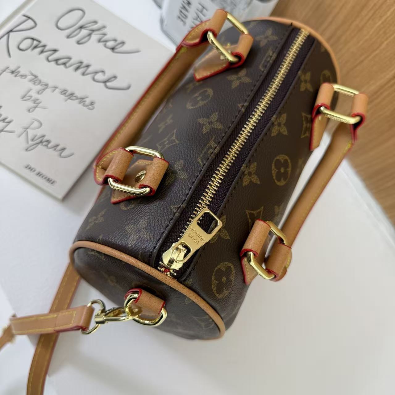 Klassinen Monogrammi Mini Barrel Bag