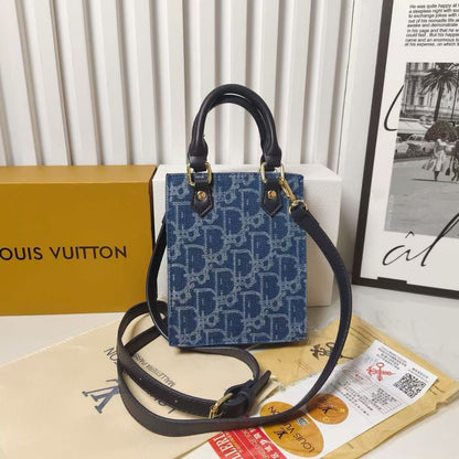 Klassinen kantolaukku Crossbody-hihnalla