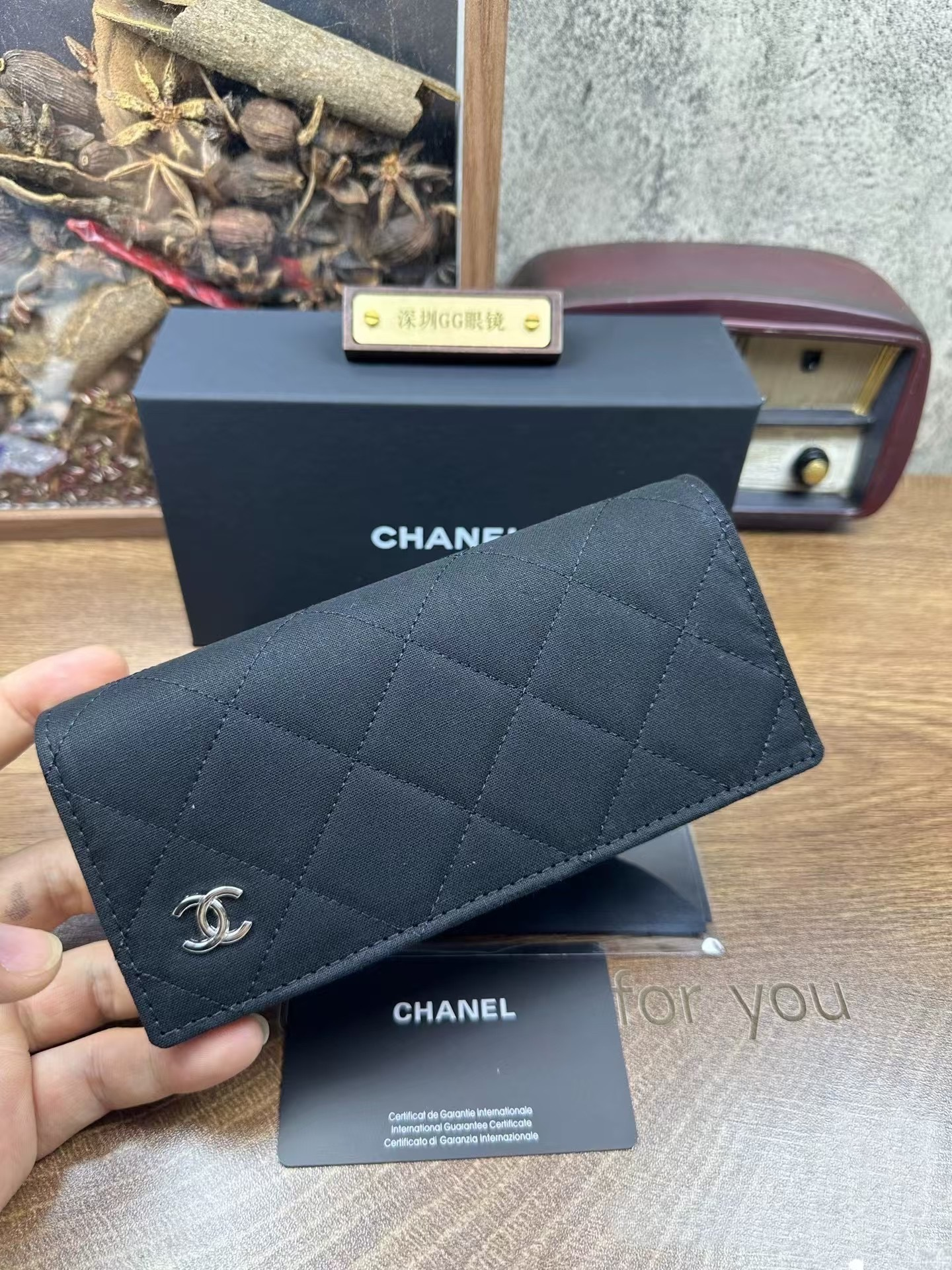 Klassiskt glasögonfodral i diamantgittermönster med metallaccenter