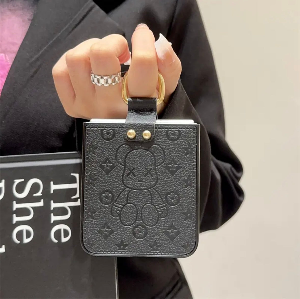 《三星Z Flip系列皮革折疊防摔手機殼，帶指環扣設計》