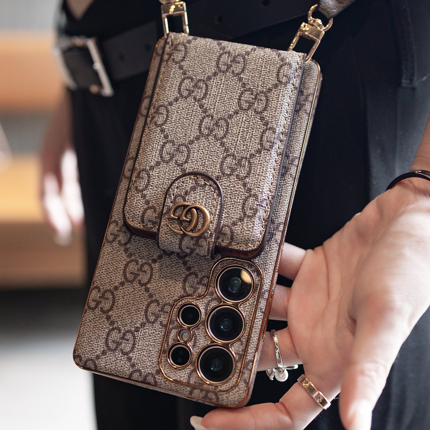 高級皮革三星手機殼，帶錢包和肩帶。