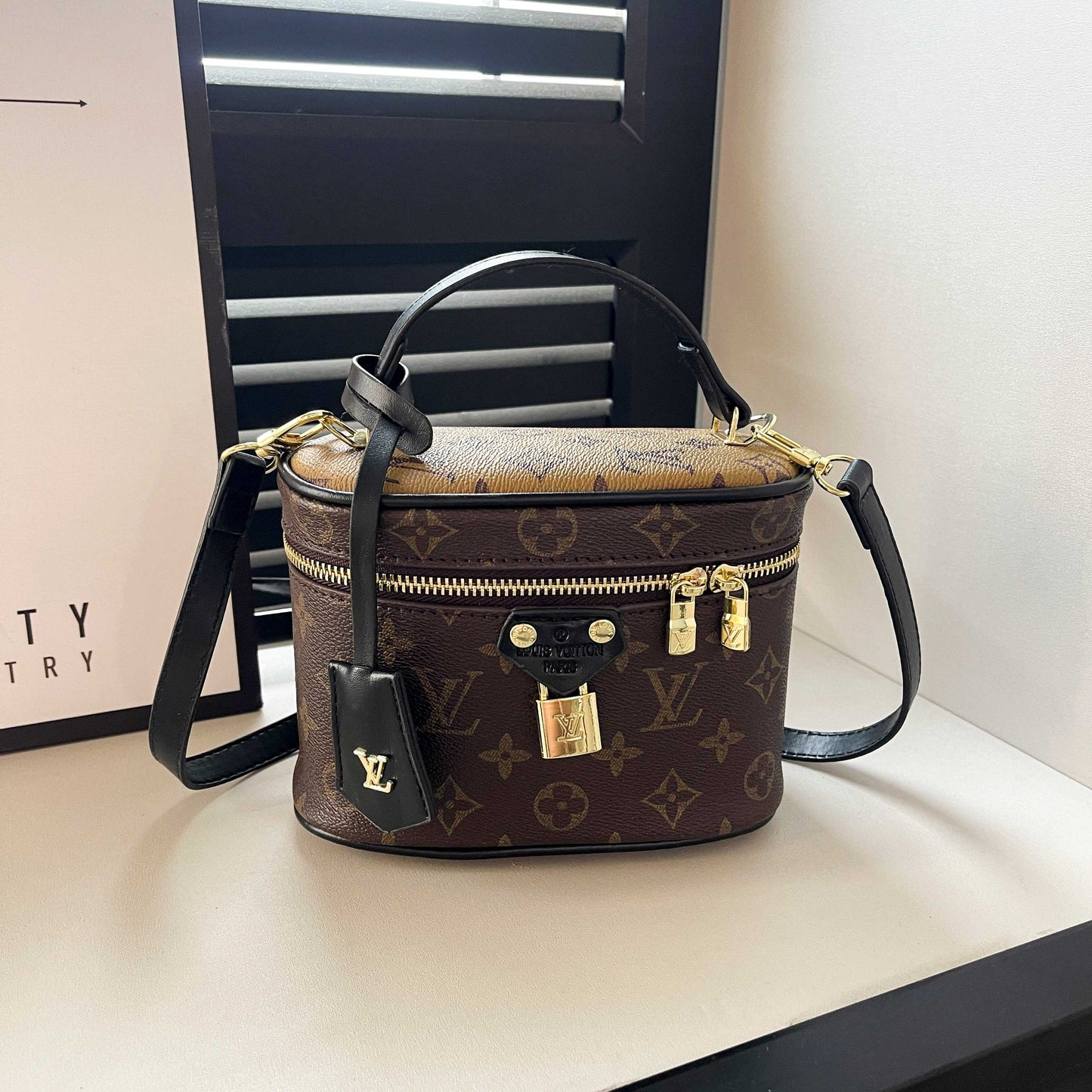 Сумка Vintage-Inspired Box – Элегантная коробка с монограммой