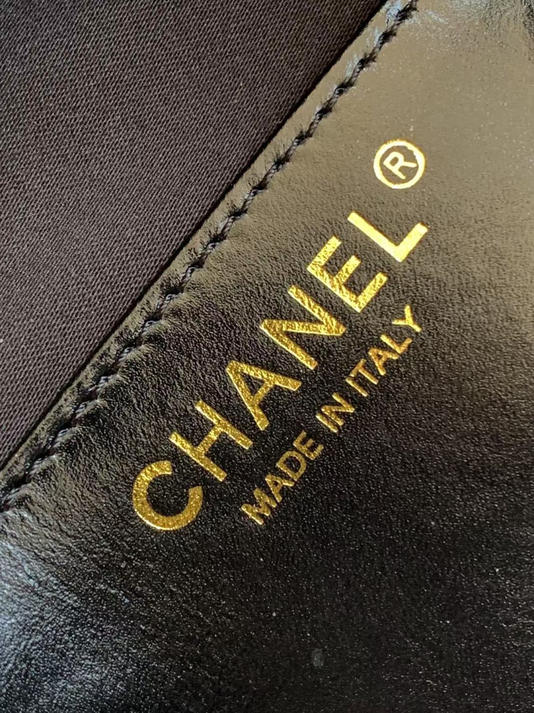 Bolso de mano pequeño CC 25 de piel de becerro granulada y metal dorado