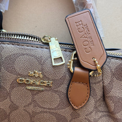 Muotoiltu täydellisyyteen: Nahkainen käsilaukku ylellisellä kosketuksella