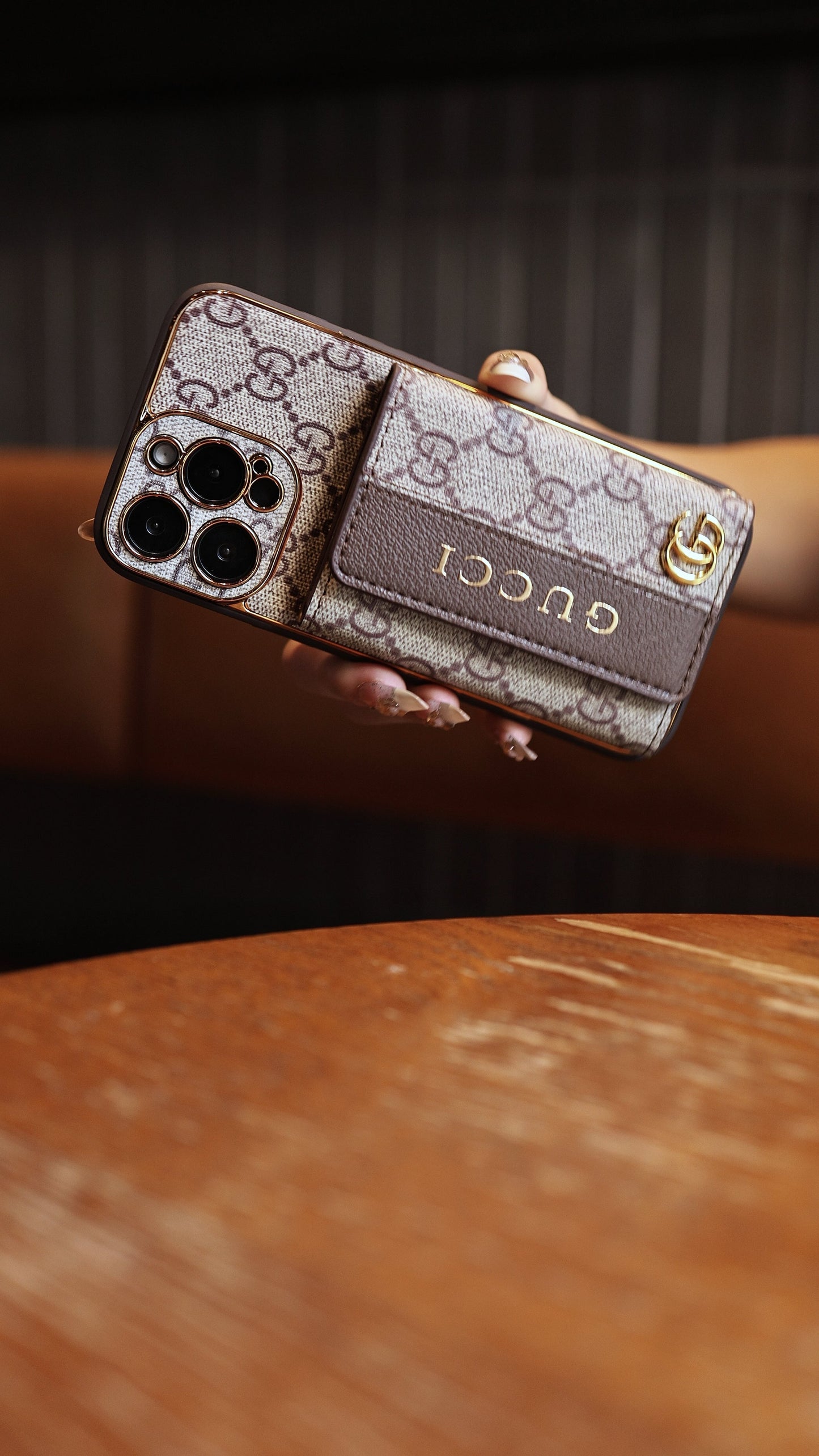 Lyxigt och snyggt iPhone-skal med korthållare & Rem