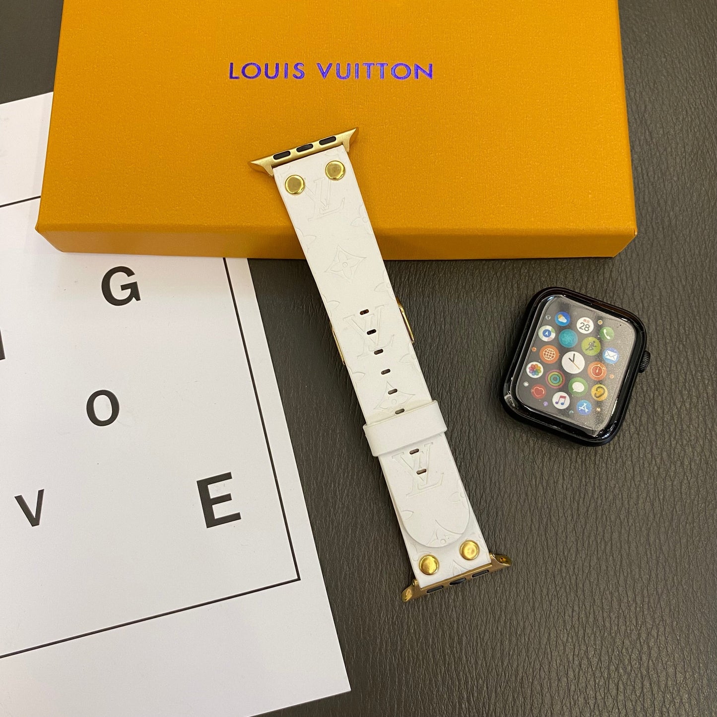 Rannekoru de rechange Apple avec koristelu, niitit ja monogrammi ja kohokuvio KELLORANNAT