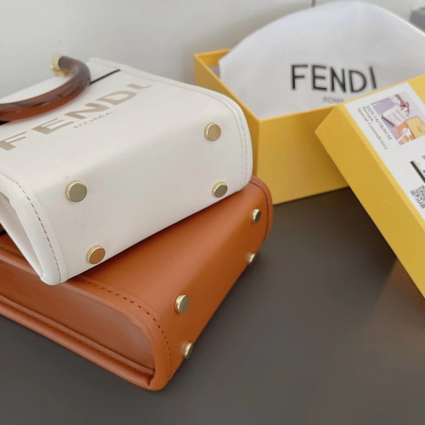 크로스바디 스트랩이 달린 클래식 토트백