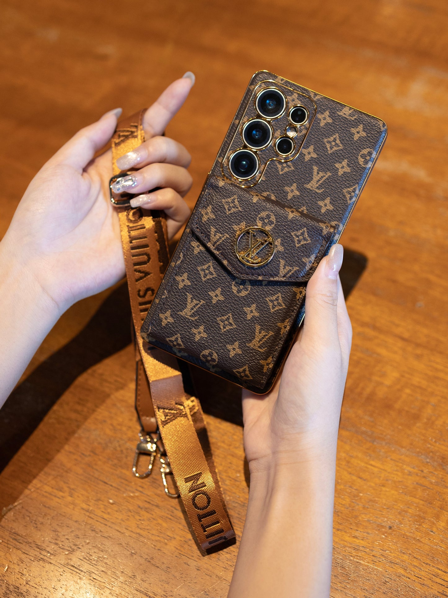 高級皮革三星手機殼，帶錢包和肩帶。